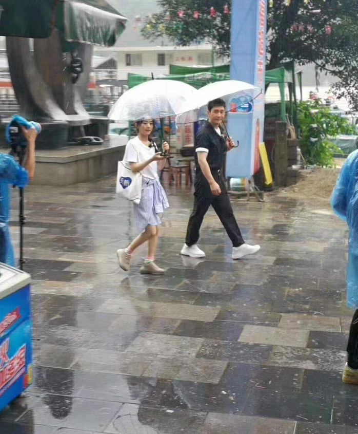 赵丽颖|赵丽颖后又一位当红女星录《中餐厅》，路透照曝光：身材难分伯仲