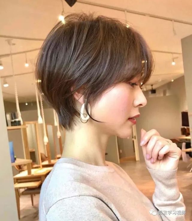 日系撇耳短发
