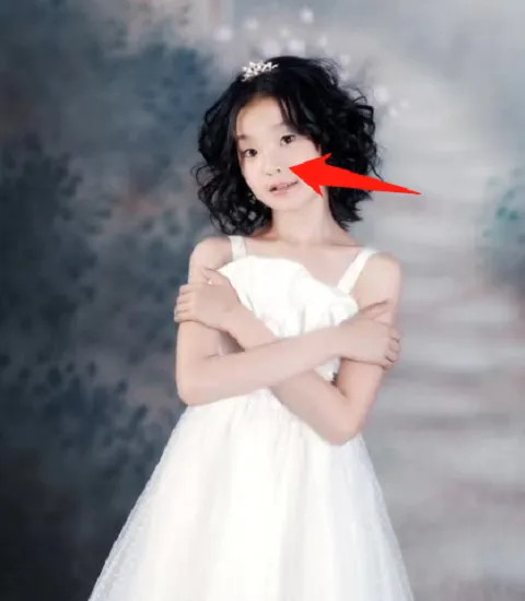 张艺凡晒童年照高鼻梁v字脸十分抢镜真不愧是天生丽质