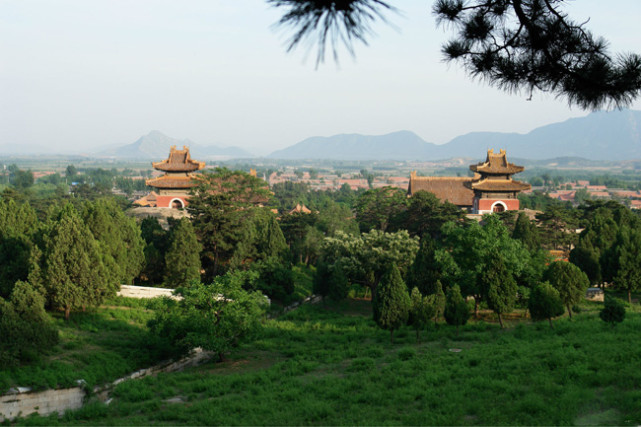 康熙的景陵,乾隆皇帝的裕陵,咸丰的定陵,同治皇帝的惠陵,还有就是清朝