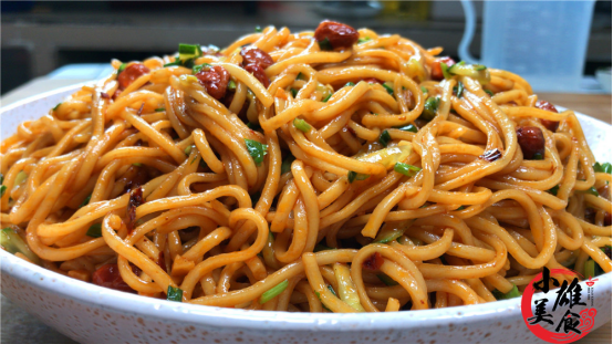 一到夏天就馋的麻酱凉面,清香入味,爽滑可口,味道绝不输饭店