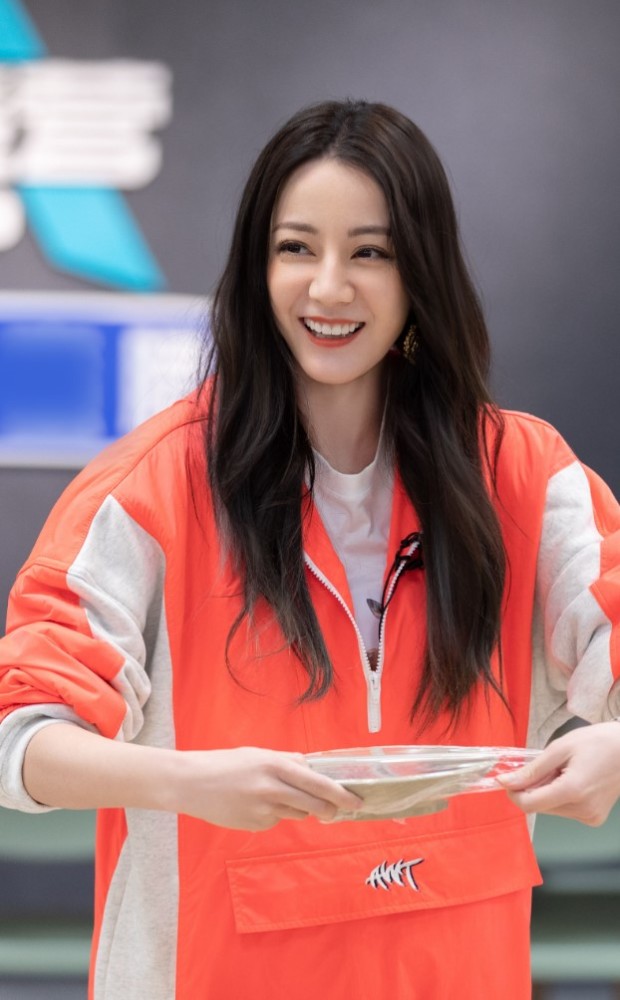 热巴为秀身材很大胆,浑身穿件卫衣就亮相,看到腿那刻:打扰了