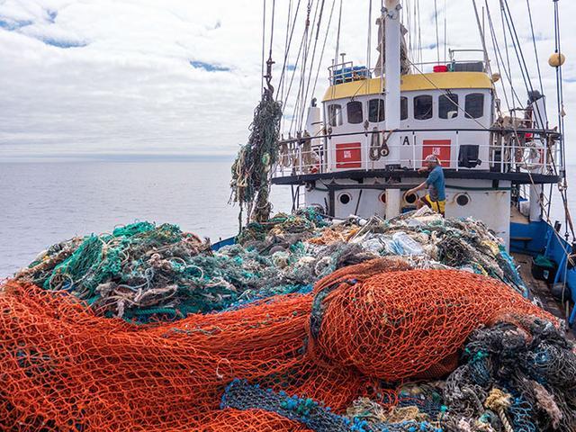 48天清理104吨垃圾,但估计,海洋里还有525万亿件塑料