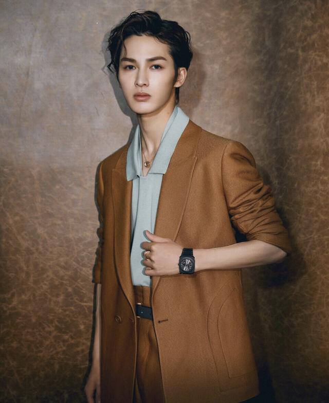 朱正廷也是lisa的小迷弟帅气搭配特别阳光是女生喜欢的类型了