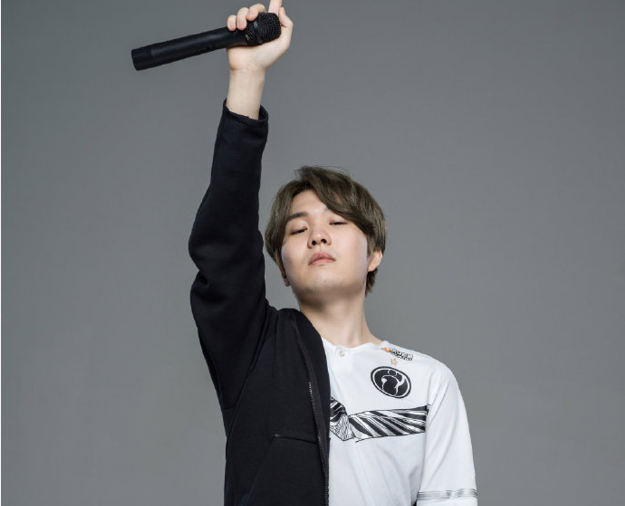 rookie妖姬化身韩服"鬼见愁",we悲伤直言被他支配太痛苦了!