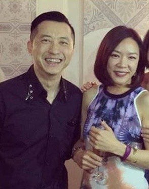 庾澄庆|庾澄庆夫妇罕见合体为恩师庆生，张嘉欣美得发光，婚姻一定很幸福