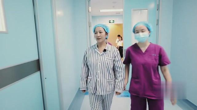 李佳航|李晟看到妈妈穿病人服哭了，李佳航心疼老婆的眼神不会骗人