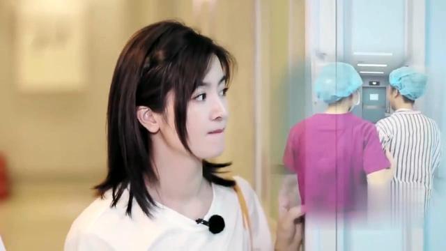 李佳航|李晟看到妈妈穿病人服哭了，李佳航心疼老婆的眼神不会骗人
