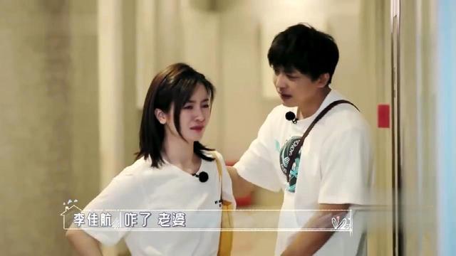 李佳航|李晟看到妈妈穿病人服哭了，李佳航心疼老婆的眼神不会骗人