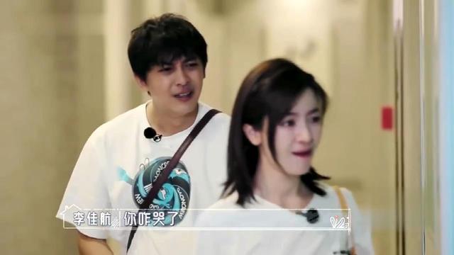 李佳航|李晟看到妈妈穿病人服哭了，李佳航心疼老婆的眼神不会骗人