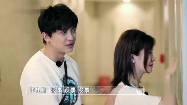 李佳航|李晟看到妈妈穿病人服哭了，李佳航心疼老婆的眼神不会骗人