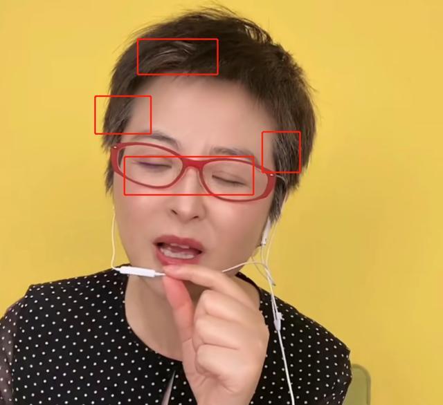 两鬓斑白眼角皱纹多,与以往气质相差大