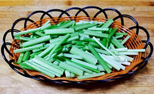 2,豆干切条,红椒切丝,大蒜切片,备用.