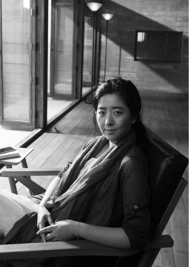 张艺谋"御用"书法家许静为"鸽子"题写剧名,她的字体曾入选汉仪字库