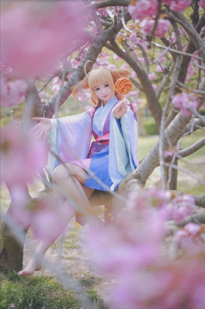 涂山苏苏cos毛茸茸的狐狸耳和呆毛可爱软萌的光脚萝莉