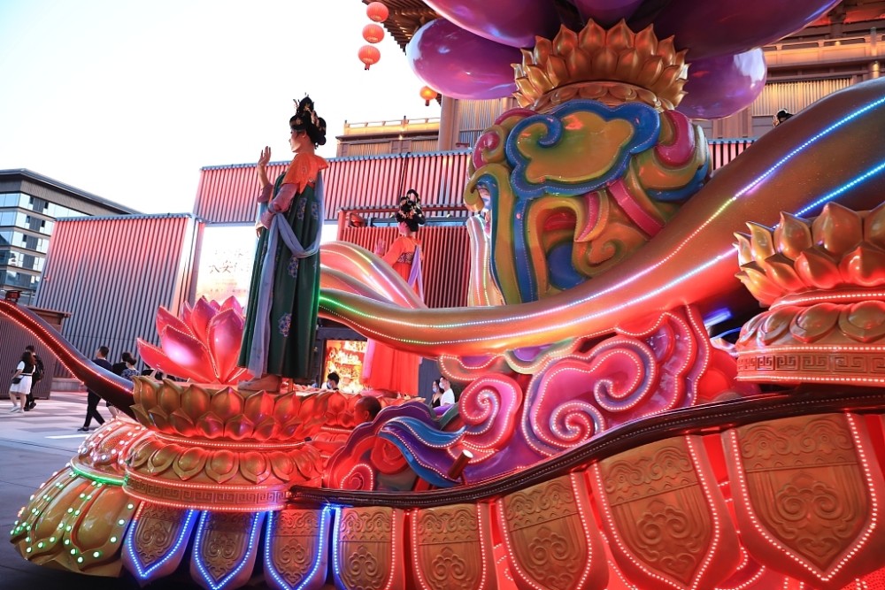 西安大唐不夜城花车"斗彩"宛如穿越到大唐_腾讯新闻