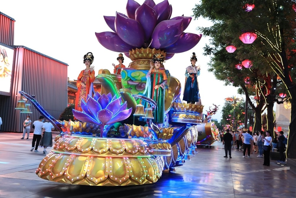 西安大唐不夜城花车"斗彩"宛如穿越到大唐_腾讯新闻