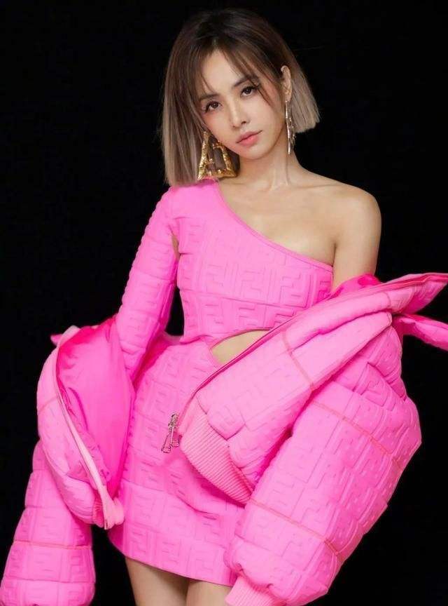 萧亚轩|萧亚轩发文悼念因病去世的20年老粉，蔡依林粉丝却刷屏庆祝大骂其活该