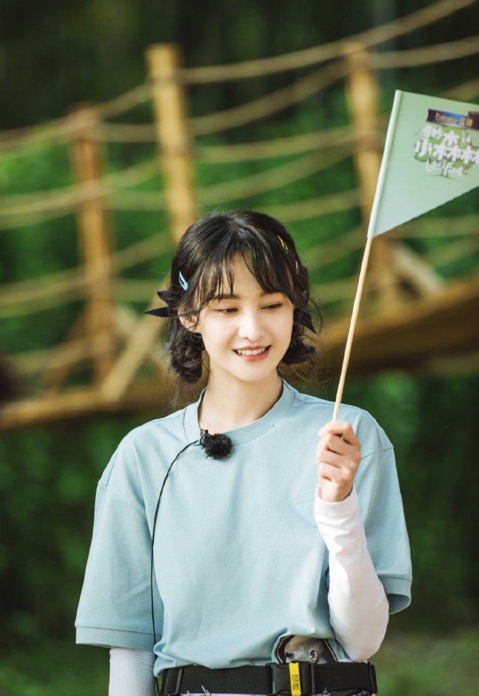 郑爽|郑爽嫩得能掐出水了，穿粉黄拼接T恤配牛仔裤，哪有29岁的样子