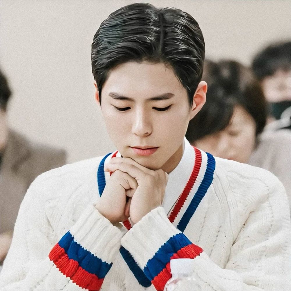 当天朴宝剑身穿白色杏领毛衣,学院派装扮十分可爱.