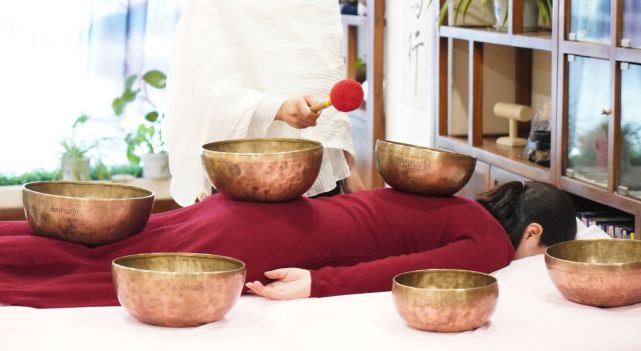 顾名思义,就是通过颂钵来进行音乐疗愈.