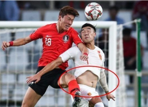 一个身材健美,一个满身赘肉,男女国足身材对比,差距明显 - 中国男足的