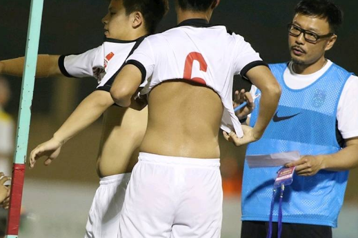 一个身材健美,一个满身赘肉,男女国足身材对比,差距明显 - 中国男足的