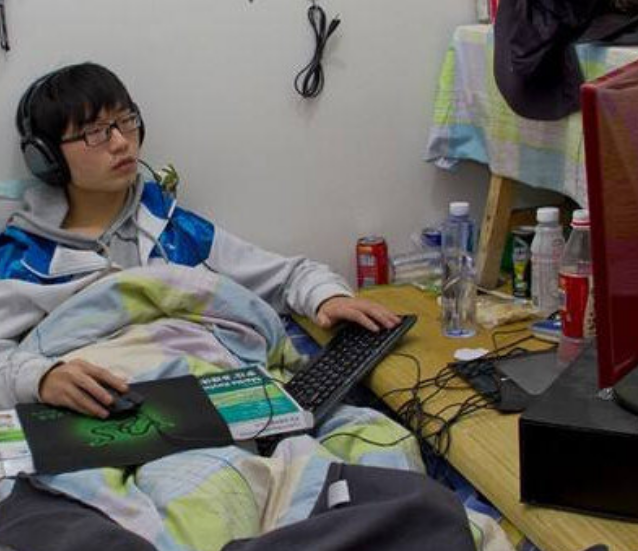 堕落的大学生校园生活