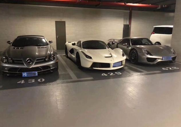 上海富人区停车场,贾乃亮和张翰的拉法都停这,豪车总值超10亿!