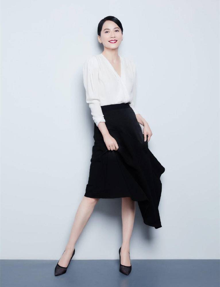 俞飞鸿私服太有范儿!衬衫裙搭针织包,简单大方堪称中年穿搭典范