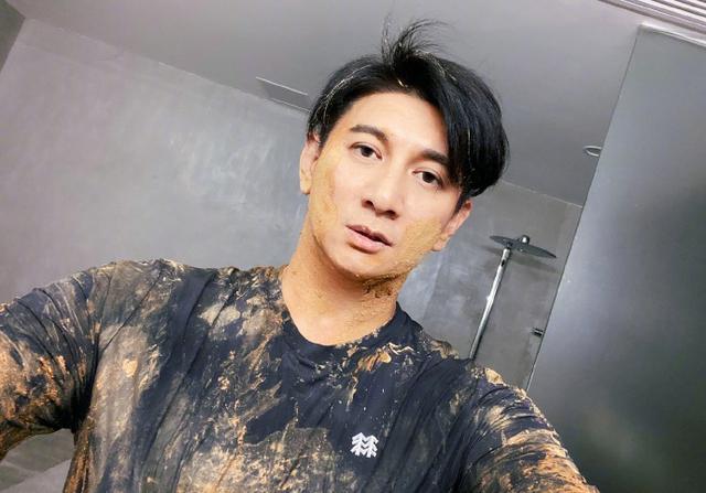50岁吴奇隆晒近照,霹雳虎竟变泥巴虎,"冻龄男神"实至名归!