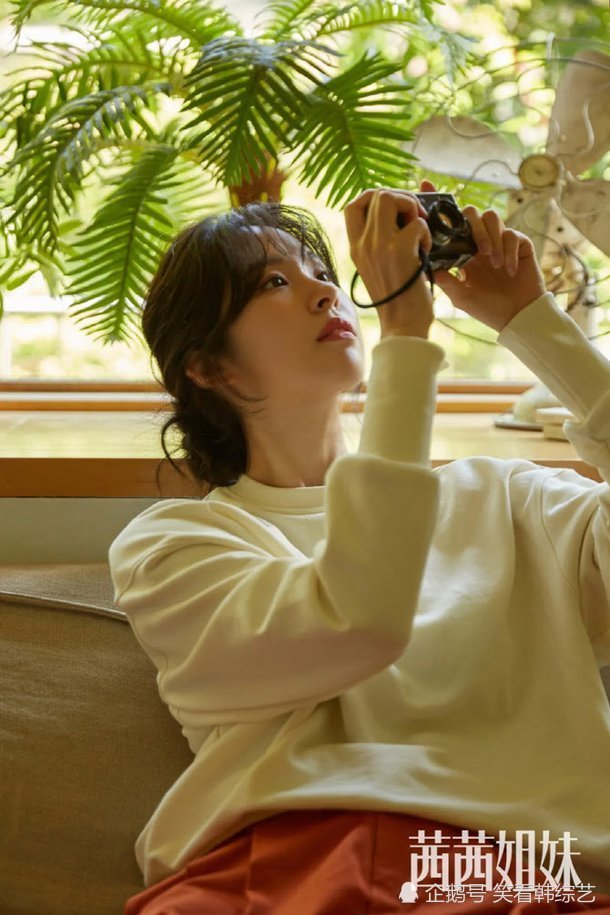 徐恩秀登上中国时尚杂志封面展现既可爱又干练的夏季造型