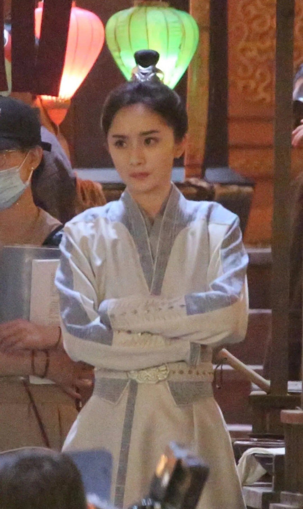 杨幂|杨幂脸崩了？综艺截图颜值下滑略显老态，被指下巴凹陷颈纹明显