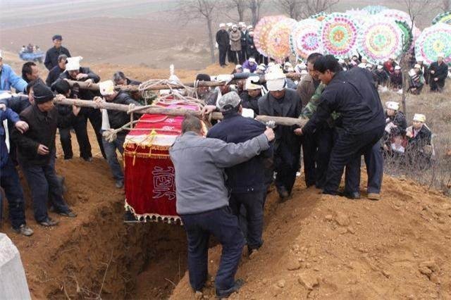 父亲去世,回家奔丧,送葬回来后,嫂子说我不该去山上送葬的