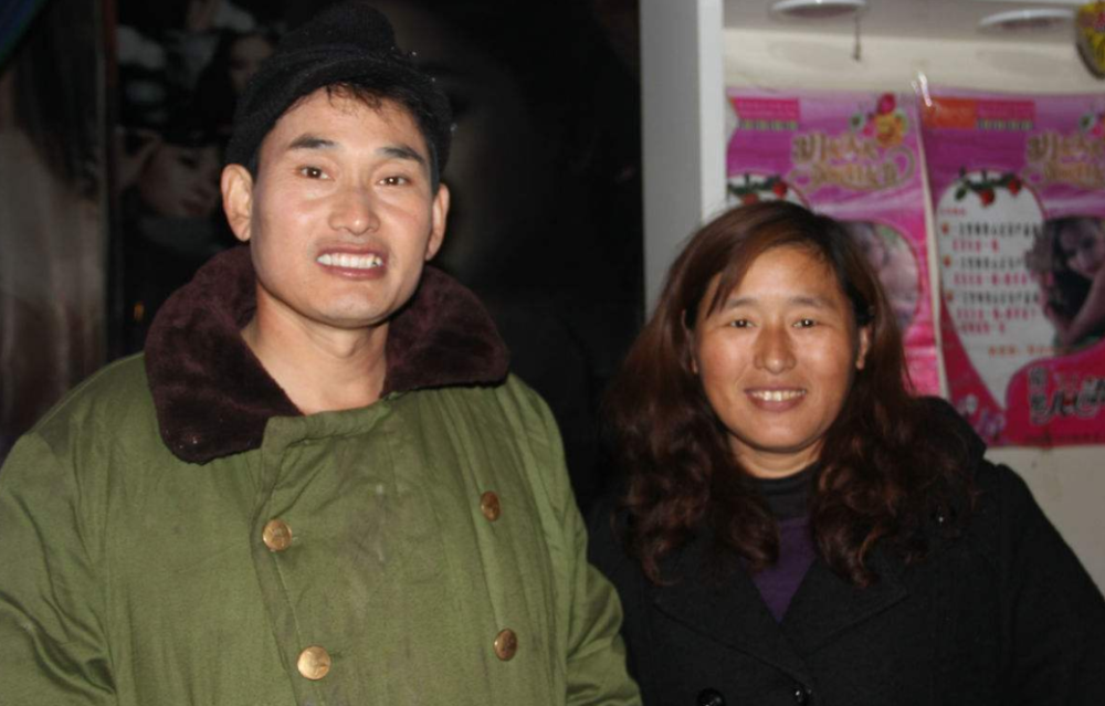 朱之文|大衣哥妻子跳广场舞，大衣哥跳“无价之姐”，舞蹈动作均有点笨拙