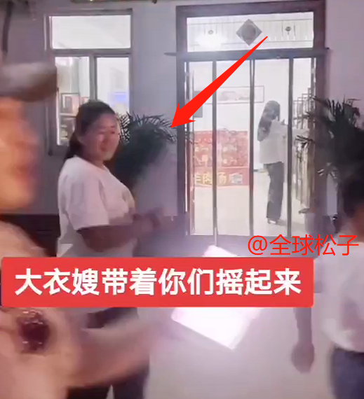 朱之文|大衣哥妻子跳广场舞，大衣哥跳“无价之姐”，舞蹈动作均有点笨拙