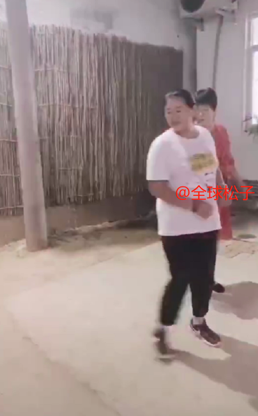 朱之文|大衣哥妻子跳广场舞，大衣哥跳“无价之姐”，舞蹈动作均有点笨拙