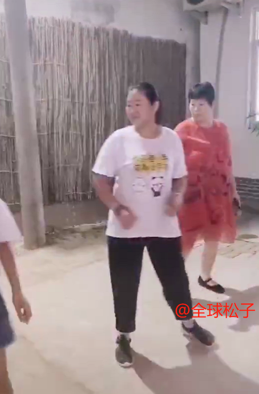 朱之文|大衣哥妻子跳广场舞，大衣哥跳“无价之姐”，舞蹈动作均有点笨拙