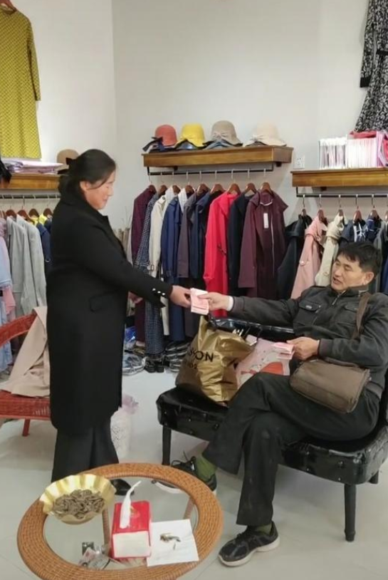 朱之文|大衣哥妻子跳广场舞，大衣哥跳“无价之姐”，舞蹈动作均有点笨拙