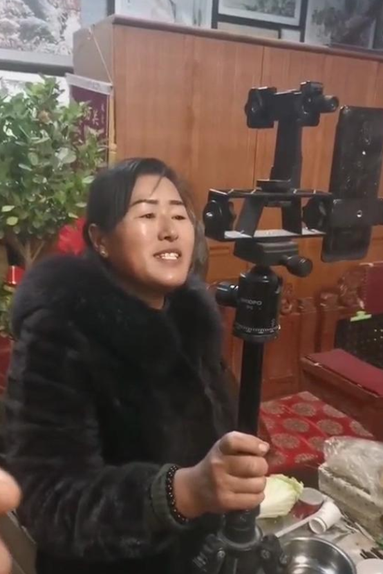 朱之文|大衣哥妻子跳广场舞，大衣哥跳“无价之姐”，舞蹈动作均有点笨拙