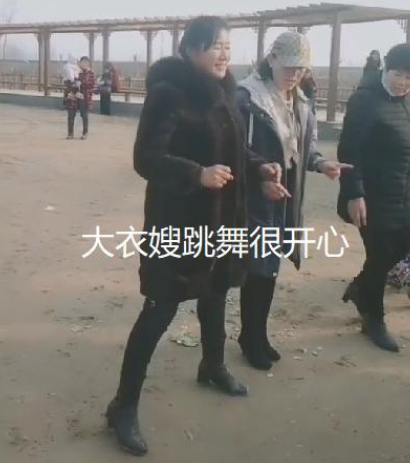 朱之文|大衣哥妻子跳广场舞，大衣哥跳“无价之姐”，舞蹈动作均有点笨拙