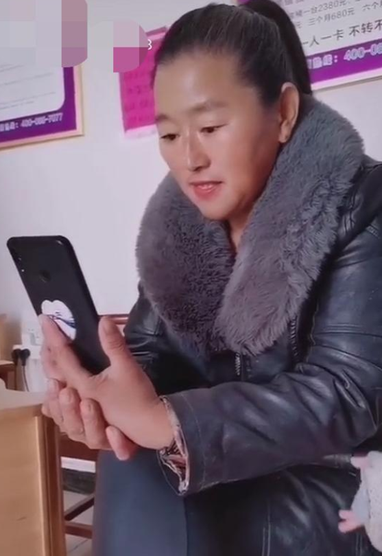 朱之文|大衣哥妻子跳广场舞，大衣哥跳“无价之姐”，舞蹈动作均有点笨拙