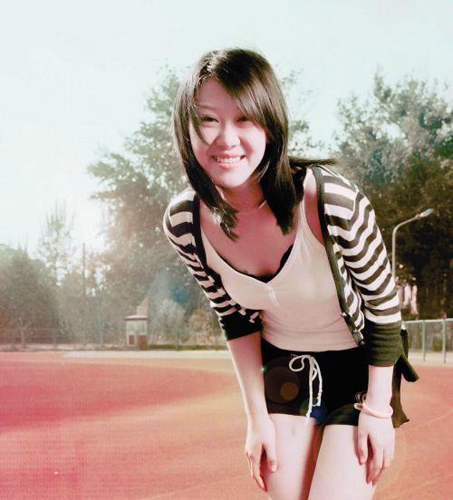 2012年,付丽邀请快递员进门,10分钟后衣衫不整去世,终年29岁