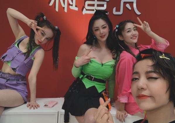 吴昕|《乘风破浪》吴昕又崩溃大哭，心理脆弱，而蓝盈莹强势两人无默契