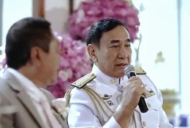 taew父亲离世道妹爸爸是泰国空军少将这些泰星家人都有军衔