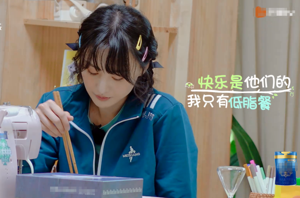 难怪郑爽这么瘦,镜头拍到她和谭松韵的用餐瞬间,两人差别太大了