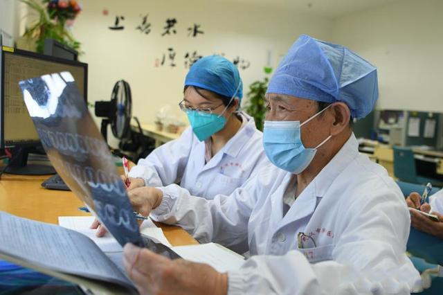 新冠肺炎|太拼了！武汉82岁医生新冠肺炎康复，马不停蹄带自诊报告重回一线