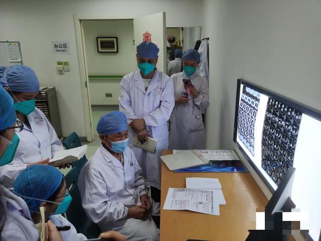 新冠肺炎|太拼了！武汉82岁医生新冠肺炎康复，马不停蹄带自诊报告重回一线