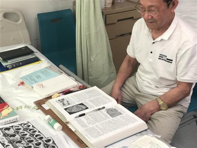 新冠肺炎|太拼了！武汉82岁医生新冠肺炎康复，马不停蹄带自诊报告重回一线