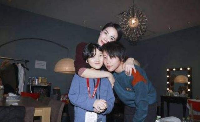 王菲|同样是自己的女儿，为什么王菲只“争”窦靖童，不“抢”李嫣呢？